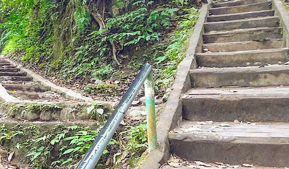 De weg naar de Tiu Kelep Waterfall