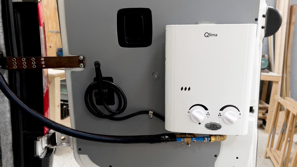 Buitendouche camper met gasboiler geiser